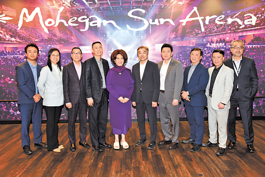 蔡琴與金神大賭場的亞裔高層合照。