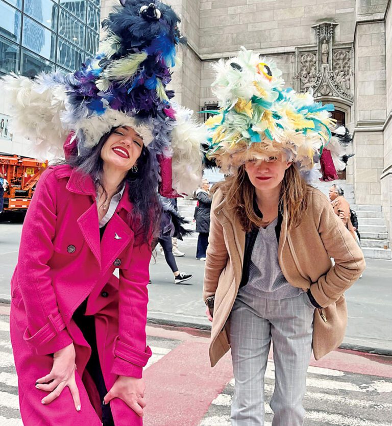 野生鳥類基金的Kristina Kelly 和Kandi Spindler用數千片羽毛精心打造出野生鳥帽。