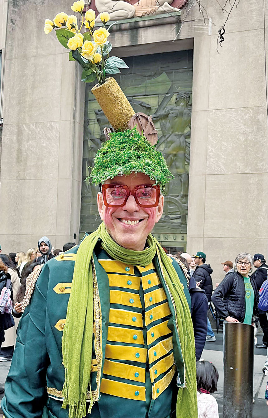 Paul Nagle化身噴射鮮花的大炮。