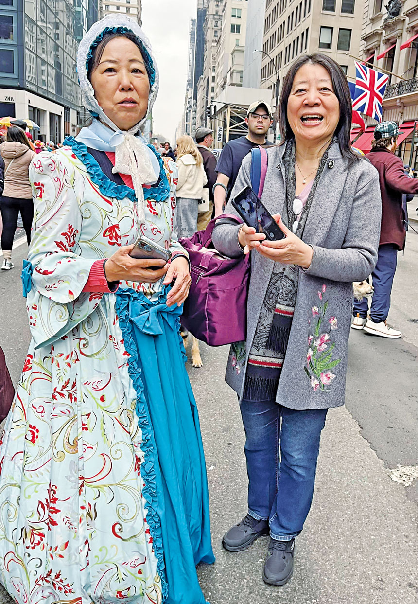 73歲的洛可可和朋友一起參加。 .c4/.c5/.c6 別具風格的服飾。