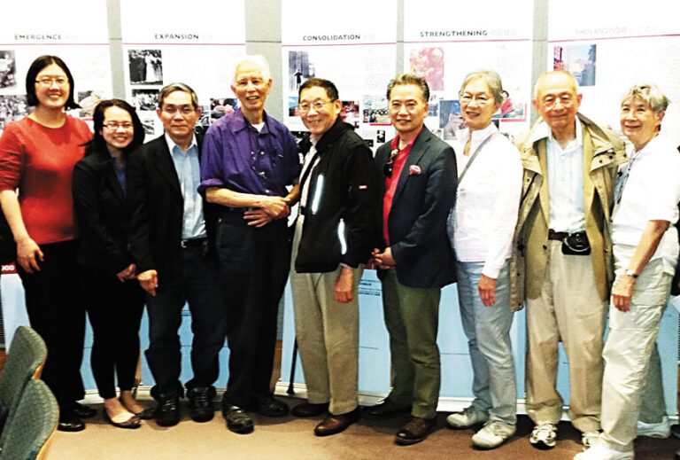 李燦輝（左四）出席紐英崙華人歷史學會展覽。 李強攝