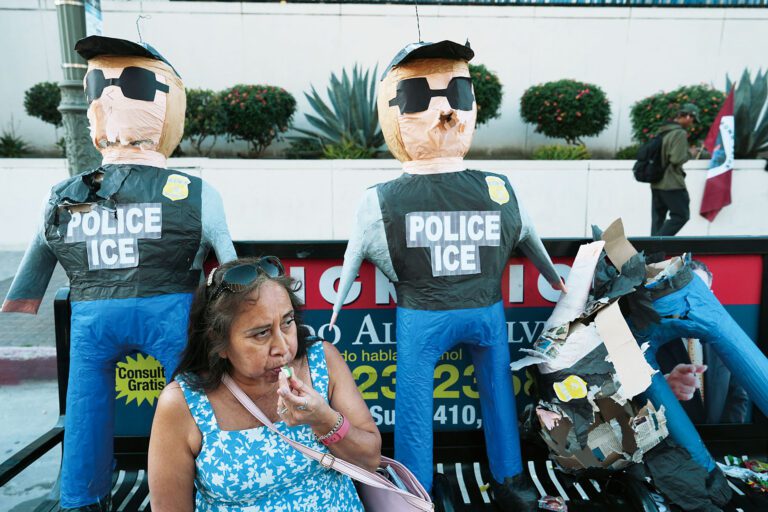 在洛杉磯抗議移民執法示威活動中，民眾對著形似ICE的特工紙紮人偶吹哨。 美聯社