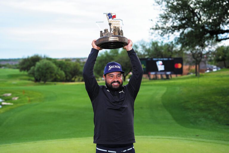 斯鮑捧起第二座德州公開賽冠軍獎盃。路透社