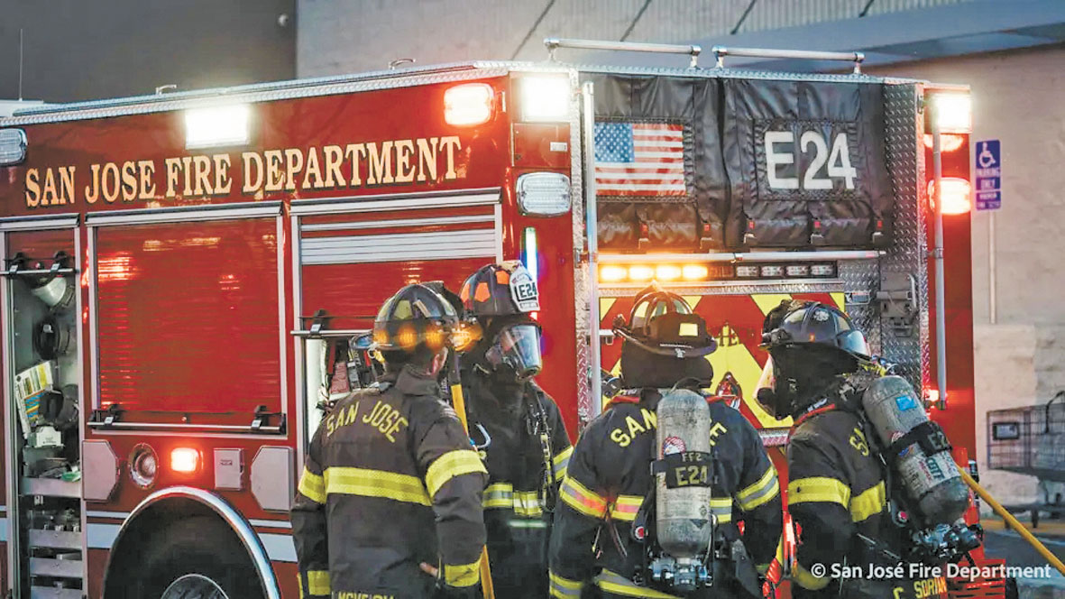 聖荷西消防員3日在發生火警的現場。聖荷西消防局
