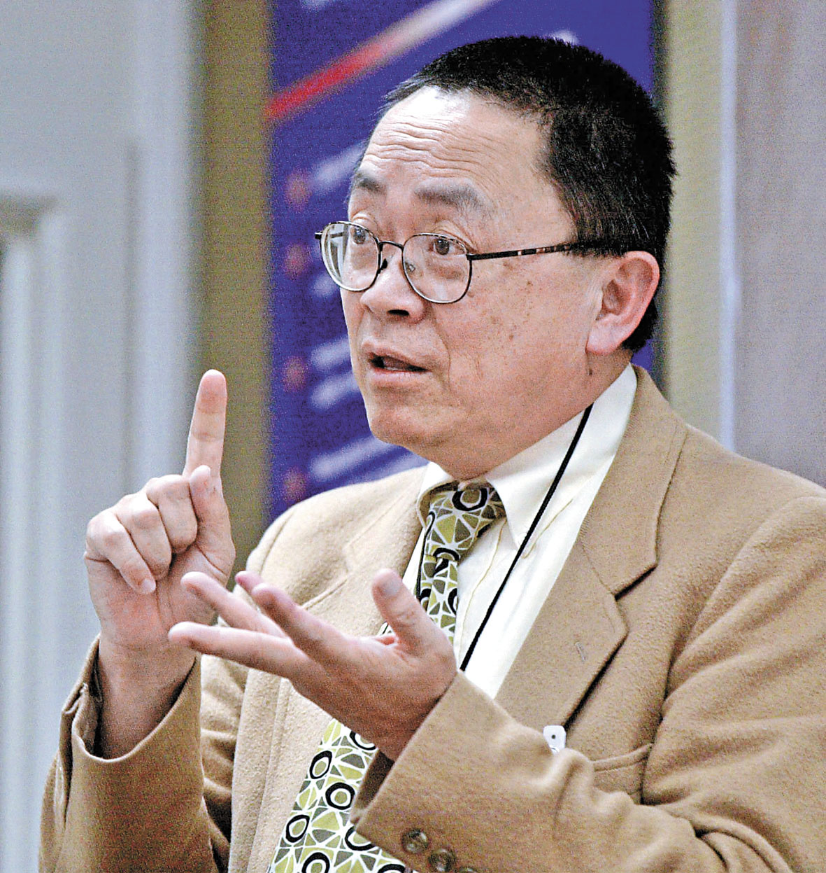 王靈智2000年4月向勞倫斯利物摩國家實驗室員工發表講話時攝。美聯社資料圖片