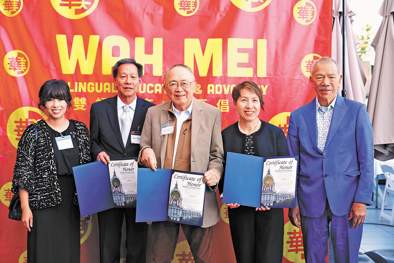 華美學校2025年5月15日晚舉行春季籌款晚宴上，雙語教育先驅王靈智（中）和司徒林志儀（右二）獲表彰。本報資料圖片