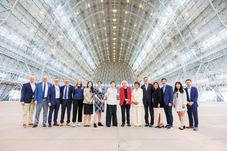 一號機庫修復工程竣工，多位民選官員參與慶祝活動合影。谷歌全球通訊Ryan Lamont/LinkedIn