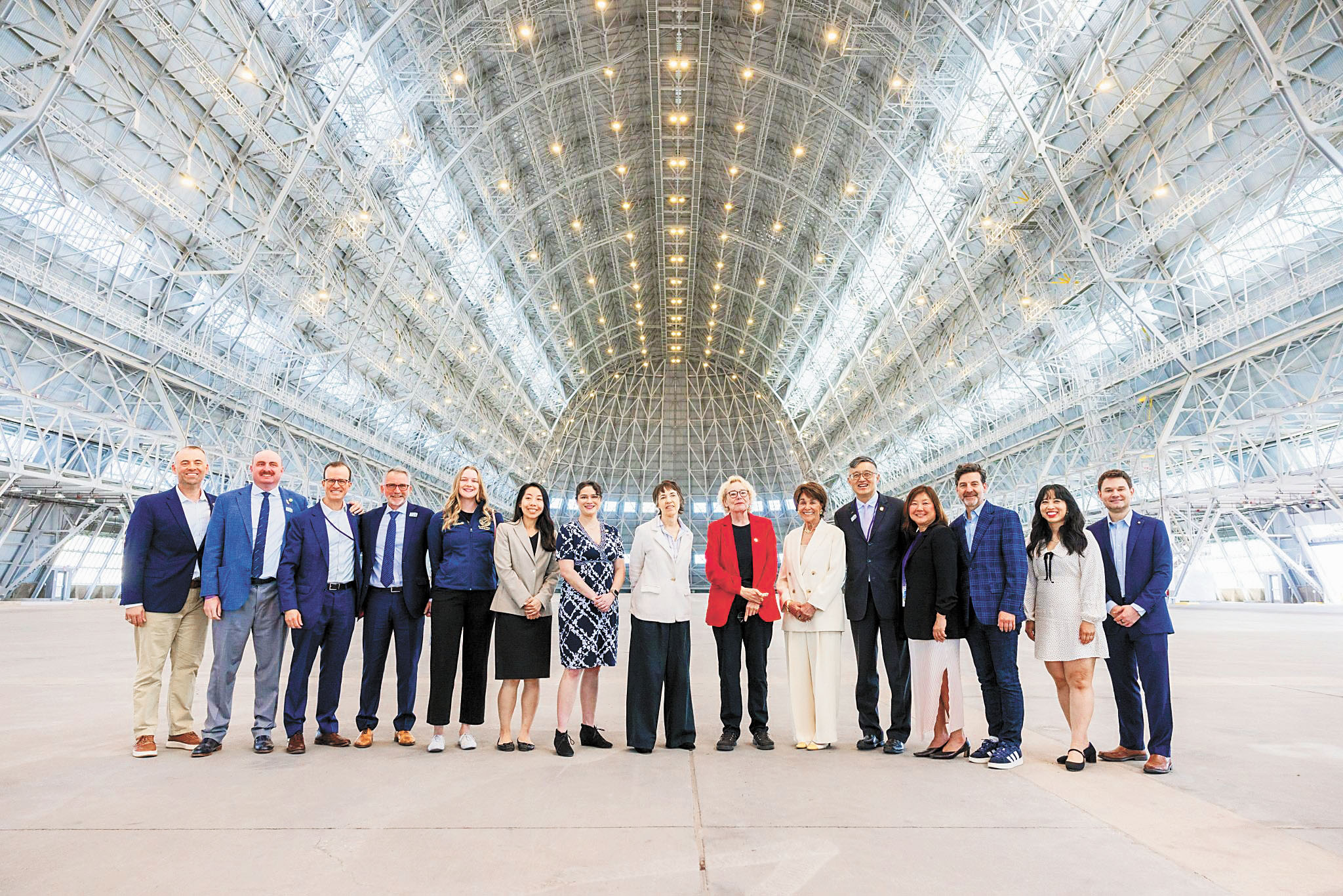 一號機庫修復工程竣工,多位民選官員參與慶祝活動合影。谷歌全球通訊Ryan Lamont/LinkedIn