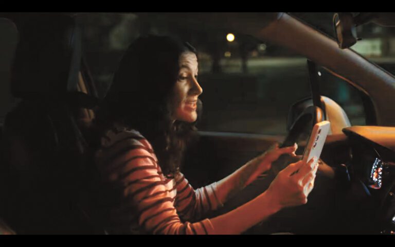 使用手機導致分心駕駛容易釀成車禍。國家公路交通安全管理局