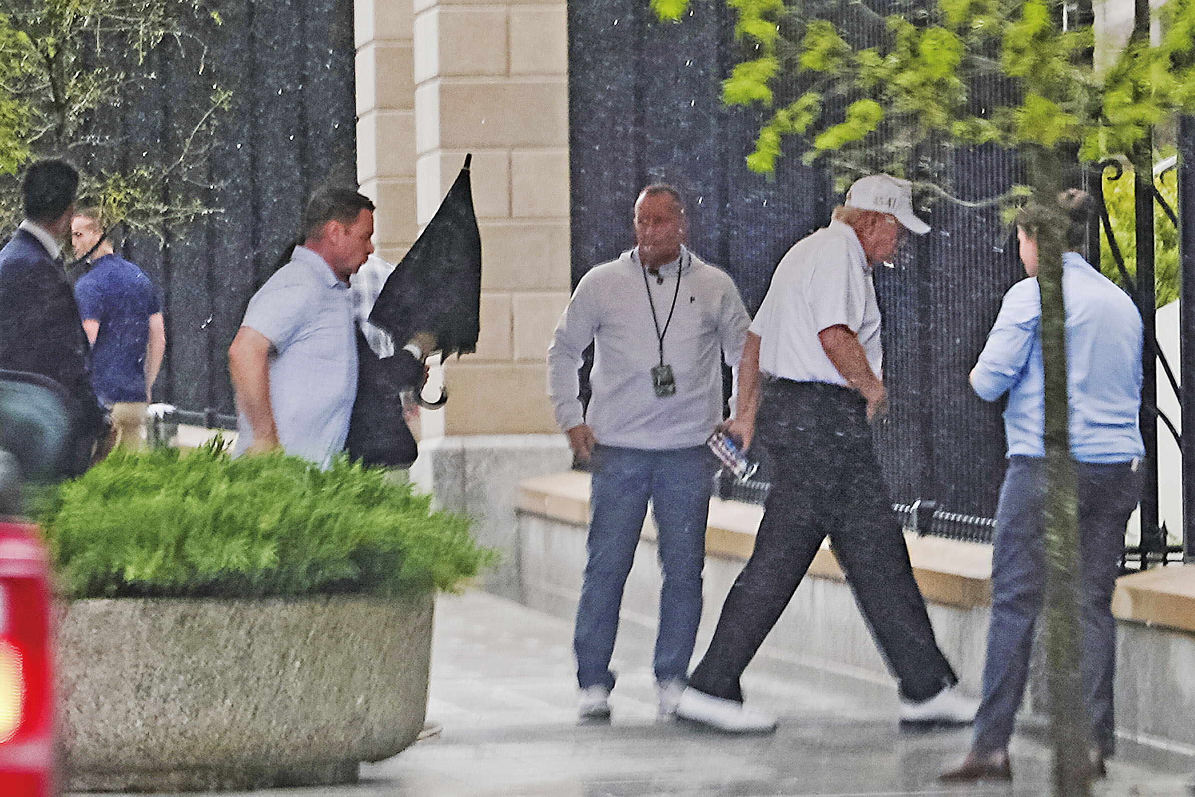 特朗普5日警告伊朗在7日晚之前開放霍爾木茲海峽。圖為他在華盛頓參觀完特朗普國家高爾夫俱樂部後抵達白宮。美聯社