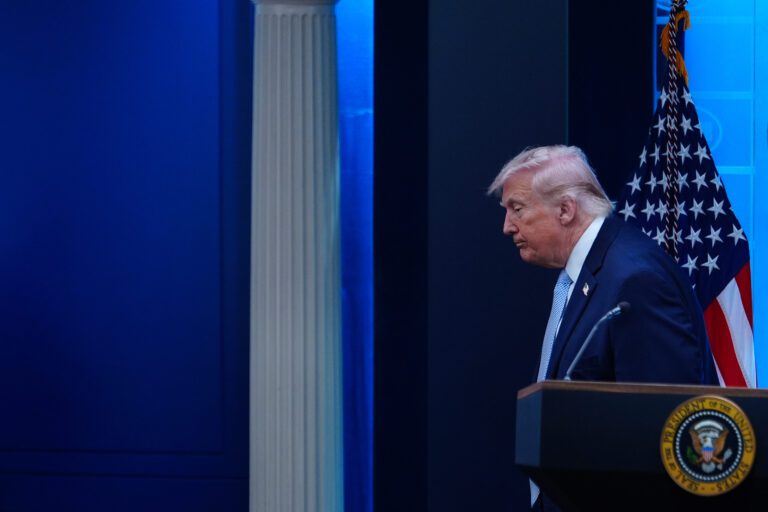 特朗普發出最後通牒：若伊朗拒絕協議 明晚將面臨「毀滅性打擊」