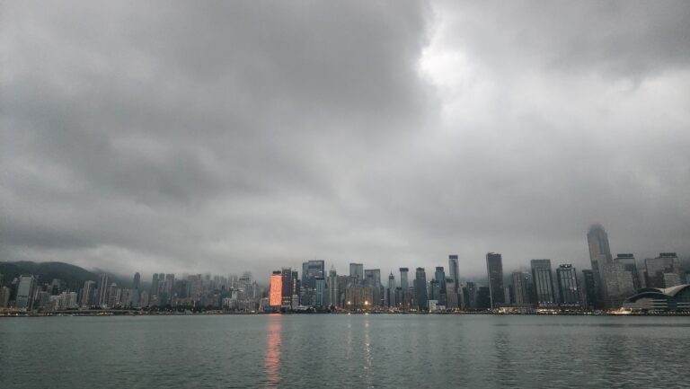 天文台預測今日大致多雲 日間短暫時間有陽光及炎熱