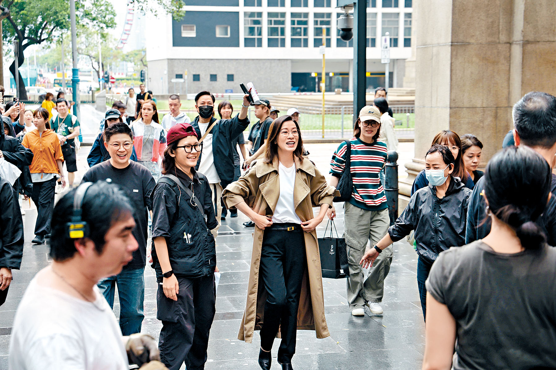 阿佘笑容滿面地埋位。