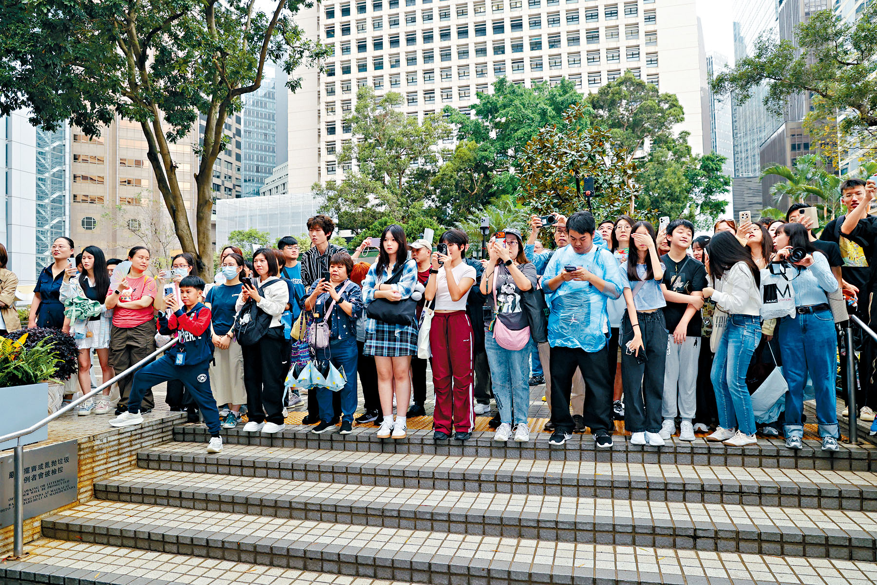 在中環街頭拍攝《正義女神》番外篇時，吸引大量路人圍觀。