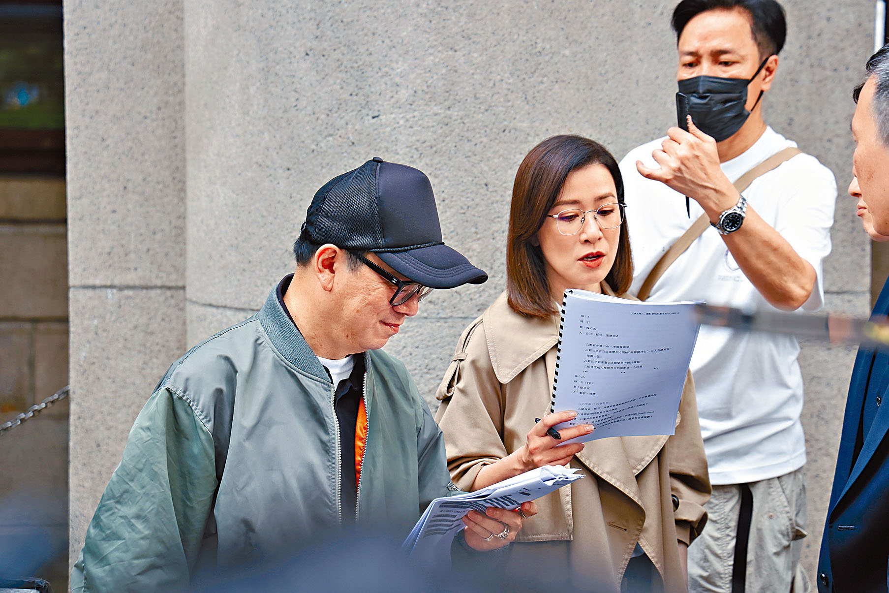 阿佘不時拿著劇本研讀，十分敬業！