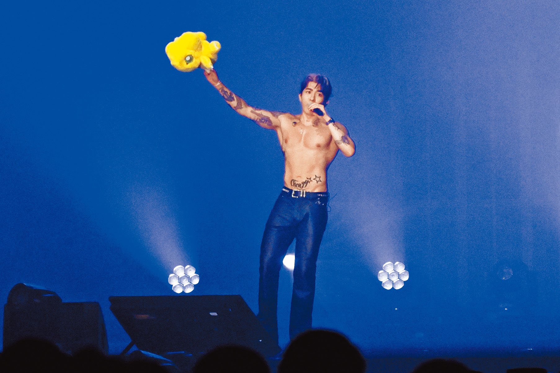 Tyson Yoshi前晚唱到最後一首歌終除衫。