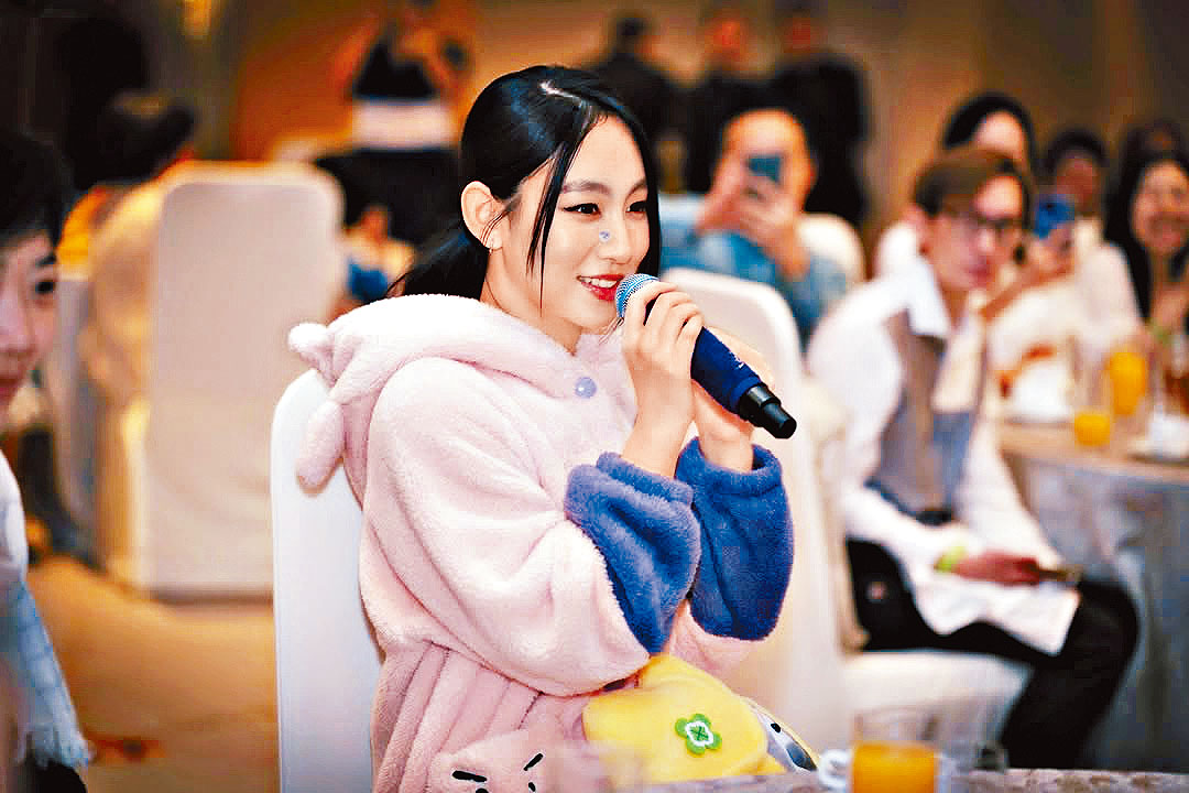 Gigi著卡通睡衣示人，十分可愛！