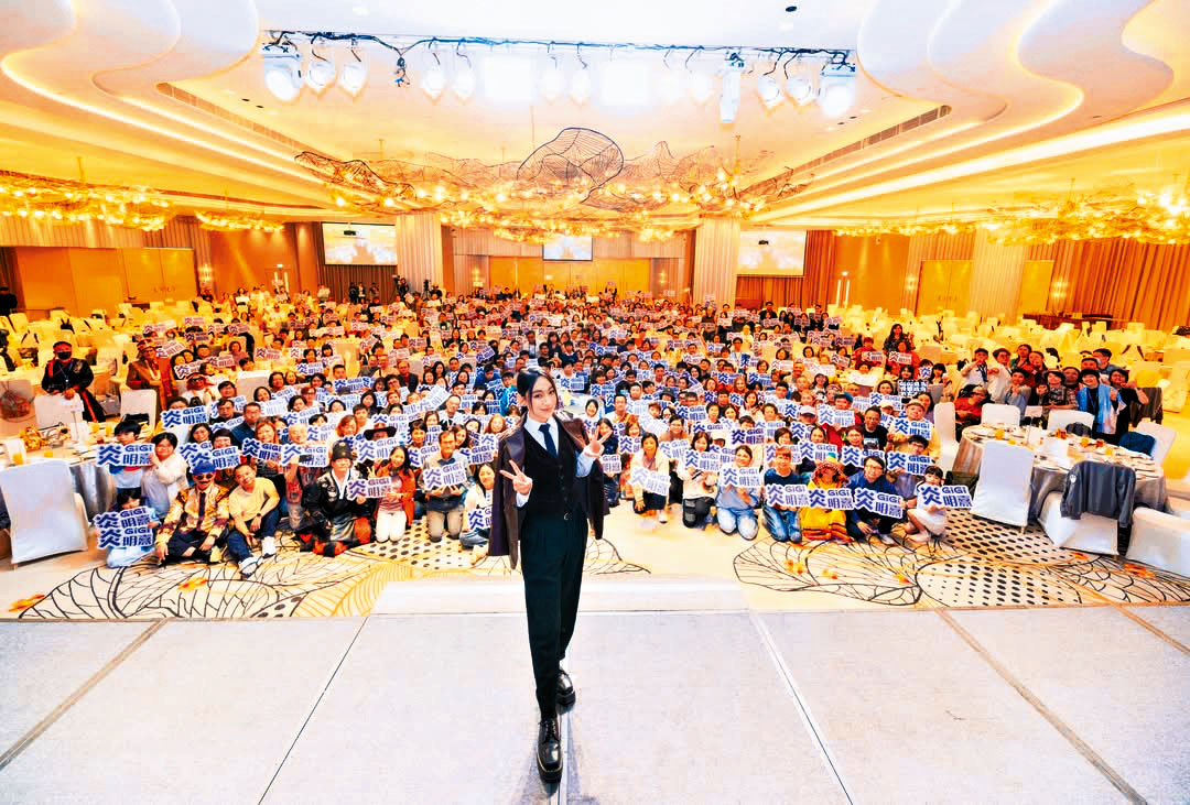 最後她換上型格造型與粉絲齊齊大合照。