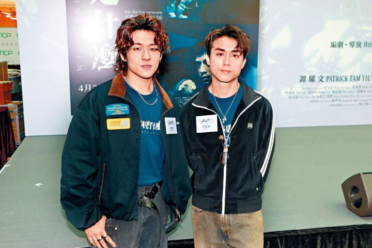 AK和ANSONBEAN揚言票房過5百萬，就合唱《天佑我們》。