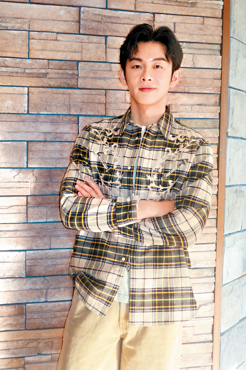 蕭子墨跟好兄弟AK正在拍攝新戲。