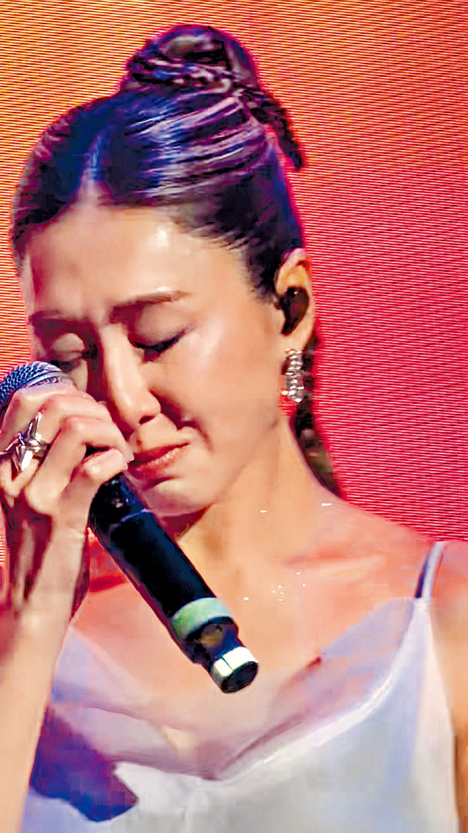 胡定欣日前在珠海演出，突然在舞台上灑淚。