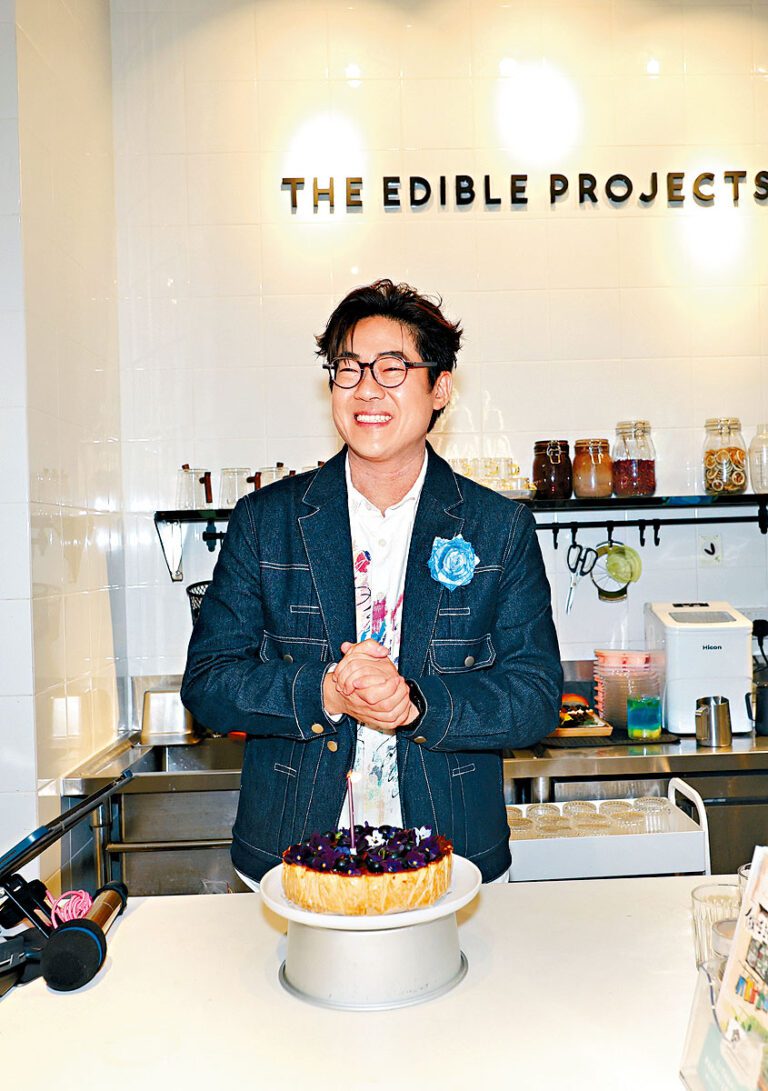 4月2號為羅啟豪生日，歌迷順道於畫展開幕日慶祝。