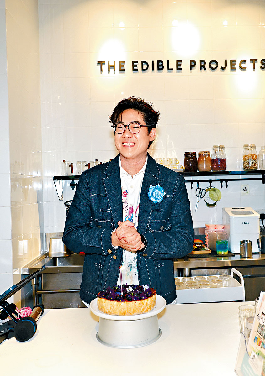 4月2號為羅啟豪生日，歌迷順道於畫展開幕日慶祝。