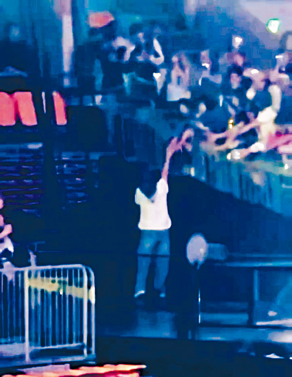 厲旭前日在台邊跟上一層的fans握手時，fans前面的圍欄突鬆脫倒塌。