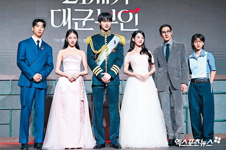 （左起）劉秀彬、孔升妍、邊佑錫、IU、魯常泫及李妍現身宣傳《21世紀大君夫人》。