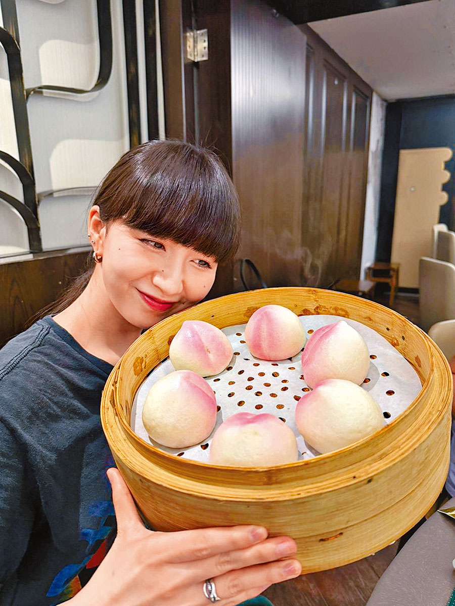 Cocomi如願食了最喜愛的香港美食壽包。