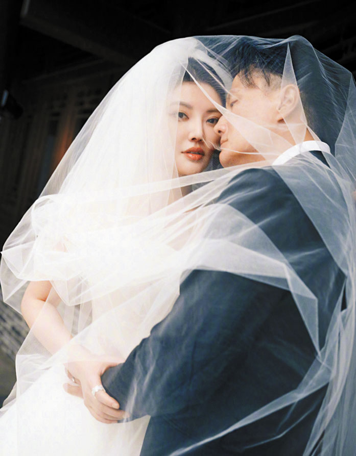 婚紗照上，兩人深情相擁。網上圖片 .c2/c3 徐冬冬和尹子維感情甜蜜。網上圖片