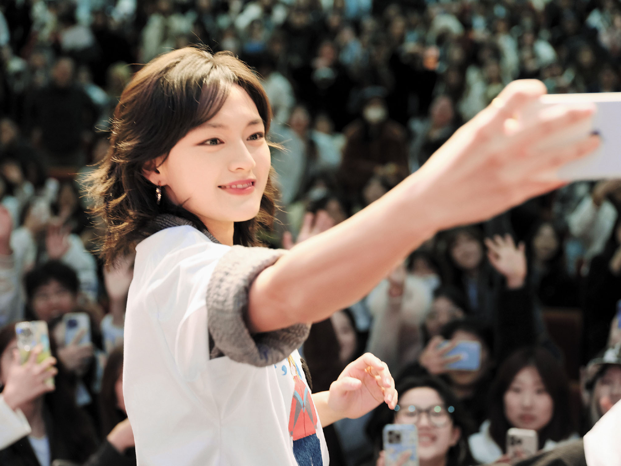 文淇在電影宣傳活動期間與影迷合影。網上圖片