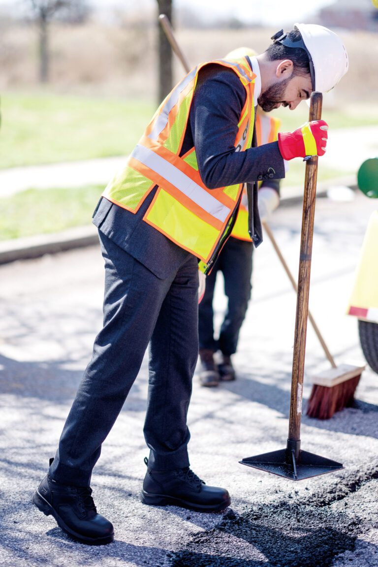 馬姆達尼慶祝上任以來填平第10萬個坑洞。 市長辦公室Flickr圖片