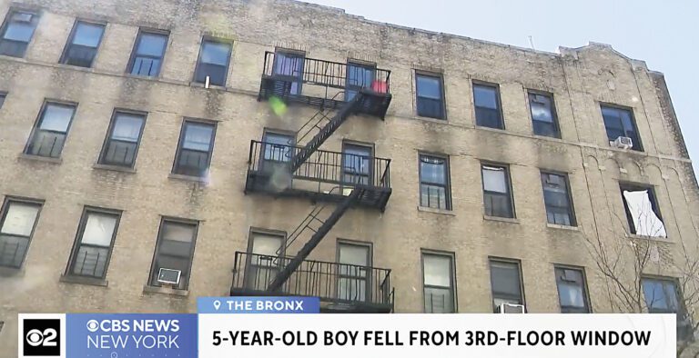 男童從3樓消防梯墜街受傷。 CBS紐約截圖