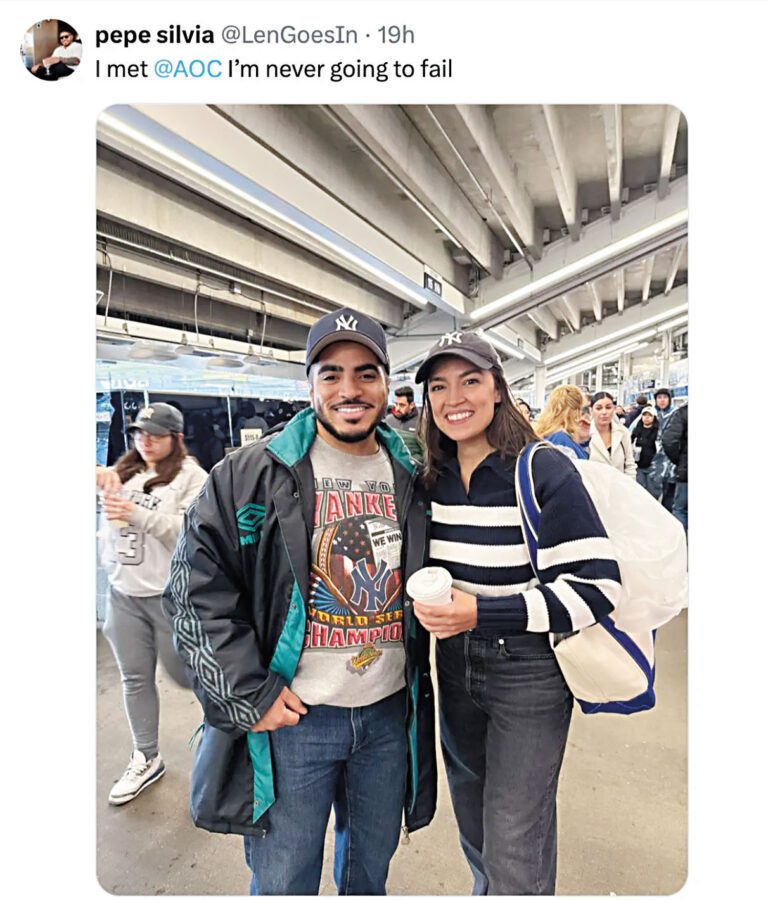 AOC在洋基球場與支持者合照。 LenGoesIn X圖片