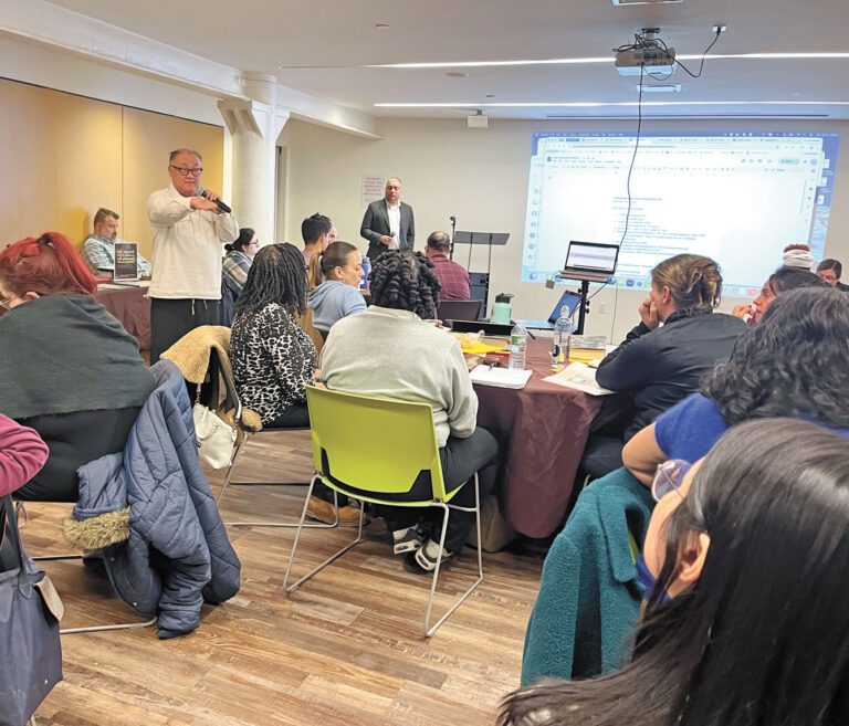 郭文為學員進行講座。