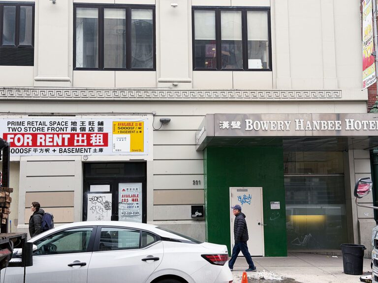 漢壁酒店原址的231 格蘭街門口已釘上木板全面清空，業主叫價5千萬出售。