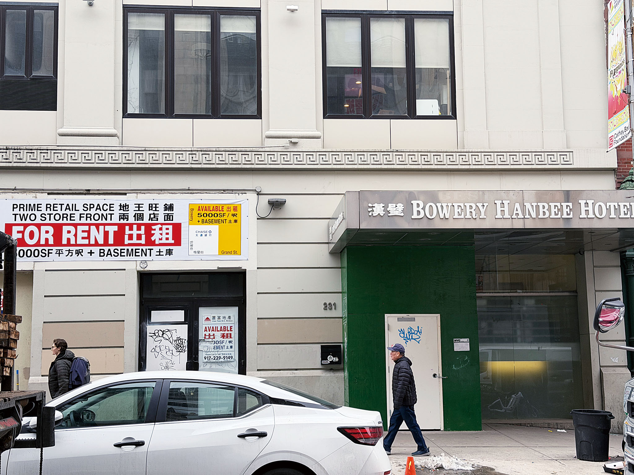 漢壁酒店原址的231 格蘭街門口已釘上木板全面清空,業主叫價5千萬出售。