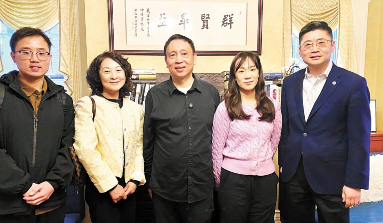 鄒振東教授（中）同黃埜律師（右一）等校友在大學沙龍合影。 主辦方提供