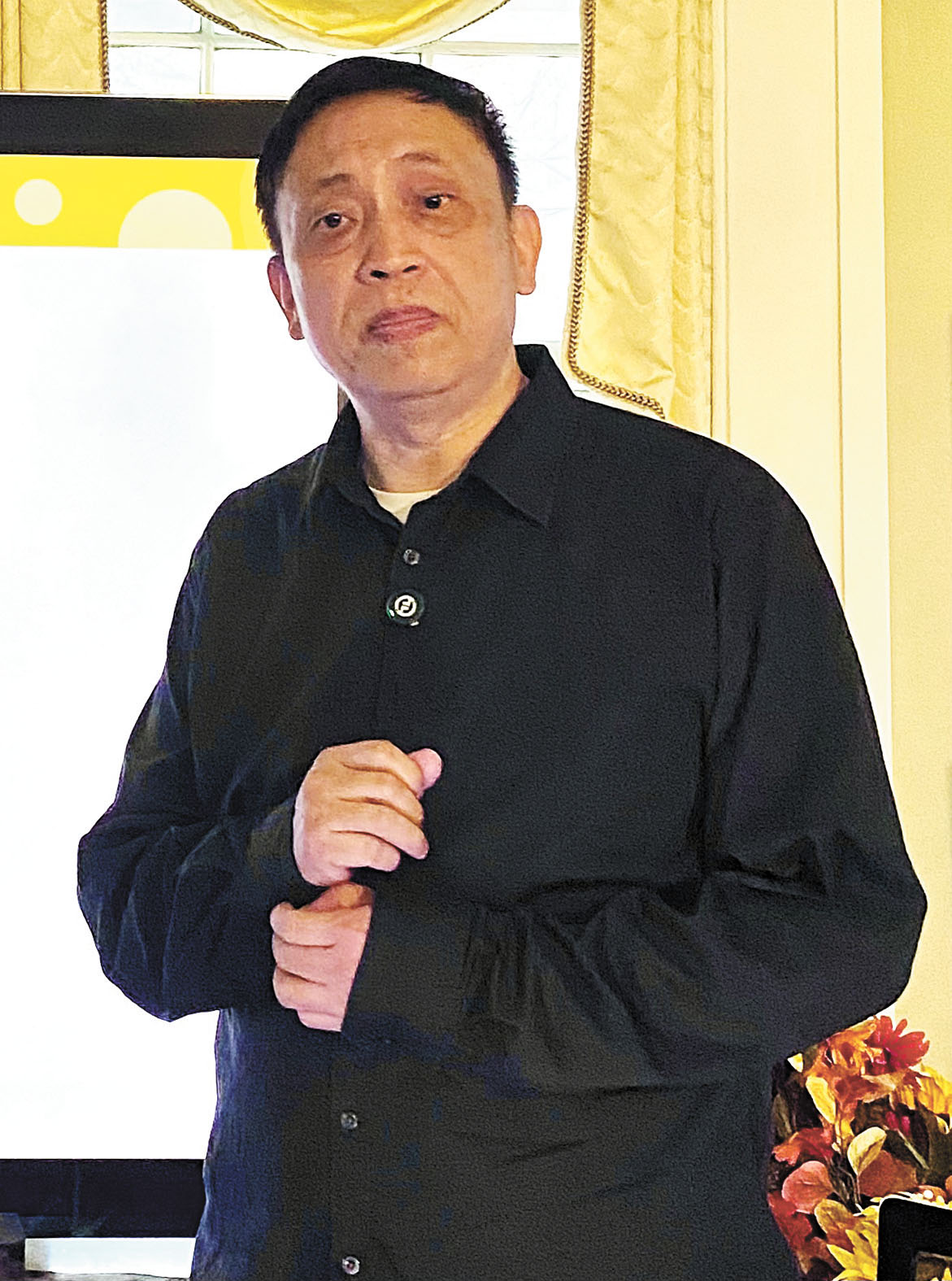 鄒振東教授在演講中。