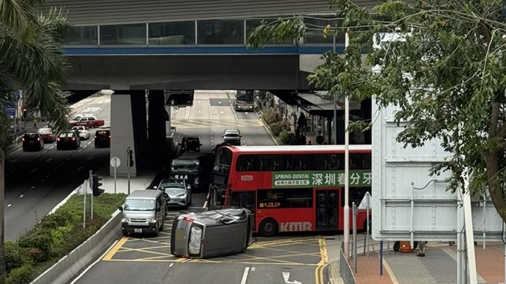 大圍站外貨Van與九巴相撞翻側 司機一度被困車內