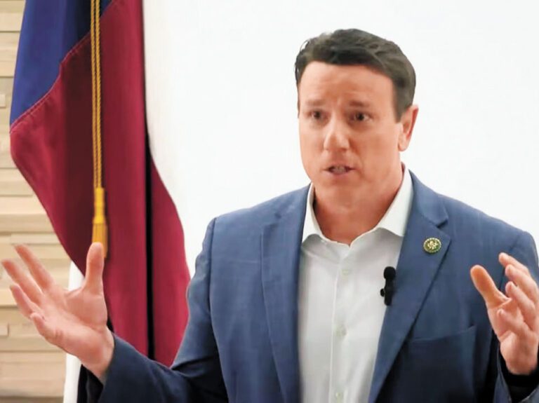 德州共和黨籍眾議員費隆，曾任空軍軍官。美聯社