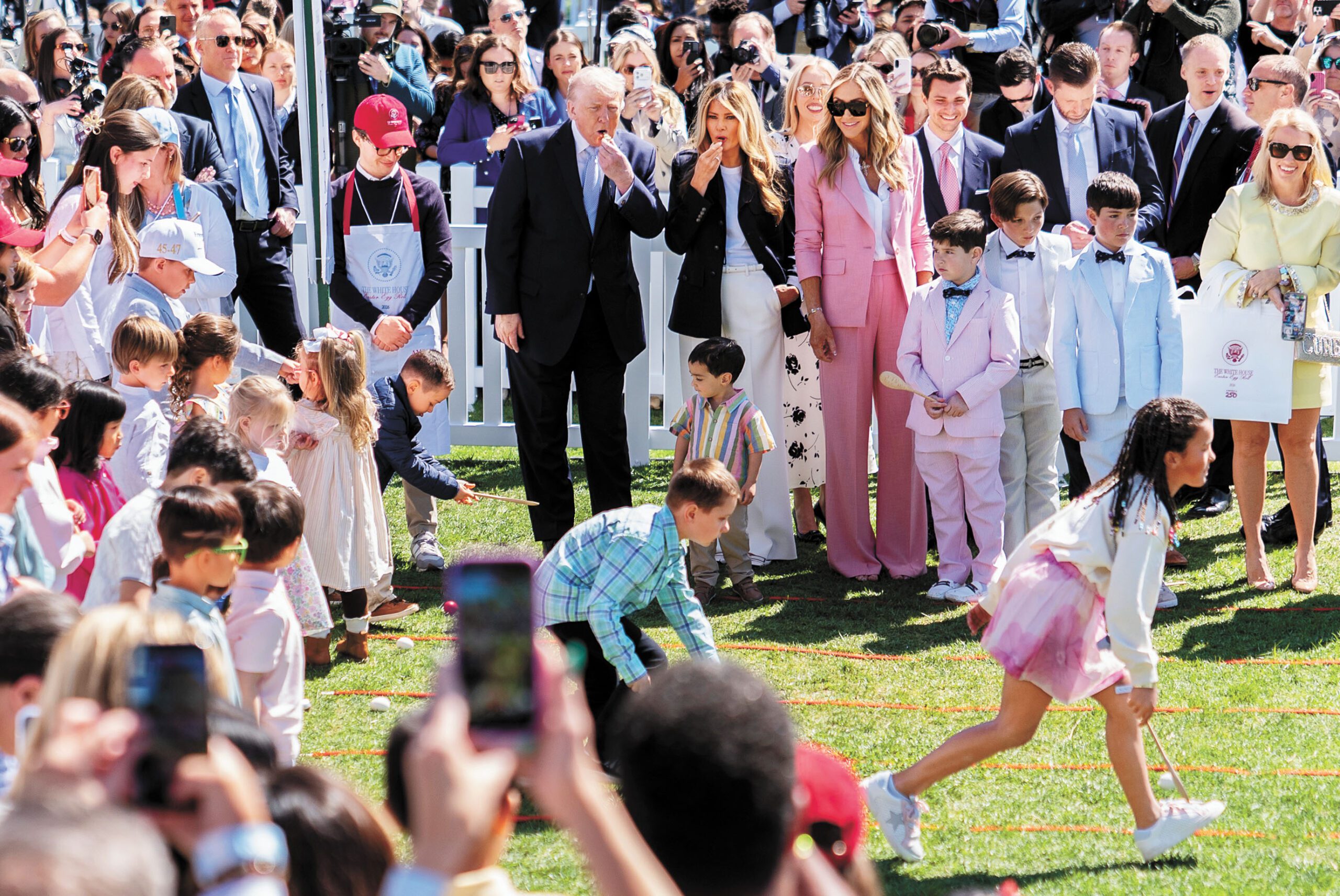 6日在白宮南草坪舉行的復活節滾彩蛋活動中，特朗普總統和第一夫人梅蘭尼婭與兒童互動。美聯社