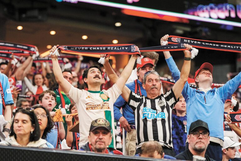 球迷們現場觀看男足與比利時的友誼賽。路透社