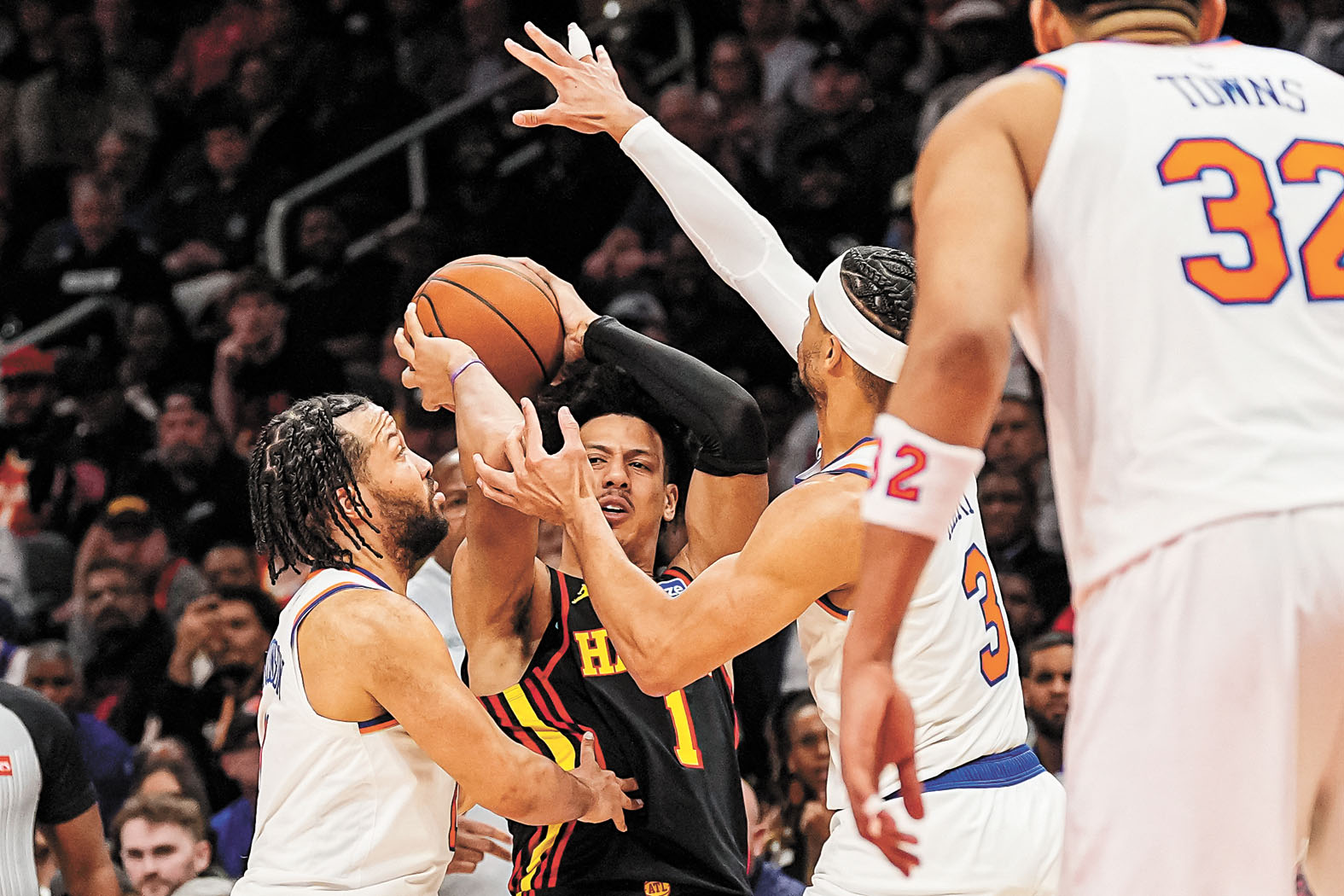 尼克斯球員對對手嚴防死守。路透社