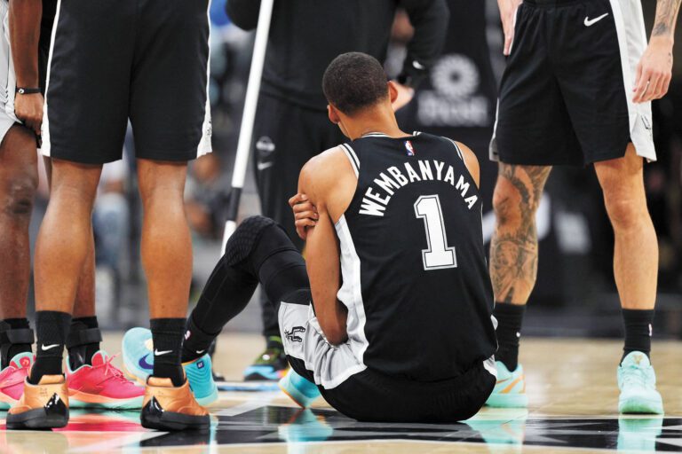 文班亞馬捂住左臂，疑似受傷，讓球迷們捏了一把冷汗。路透社