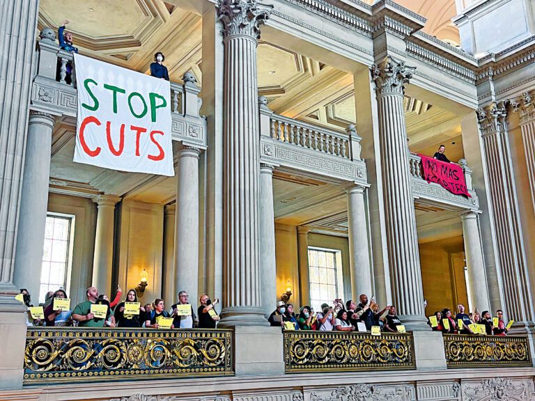 民眾去年在市政廳內掛起橫幅，抗議削減預算。本報資料圖/記者陳程威攝