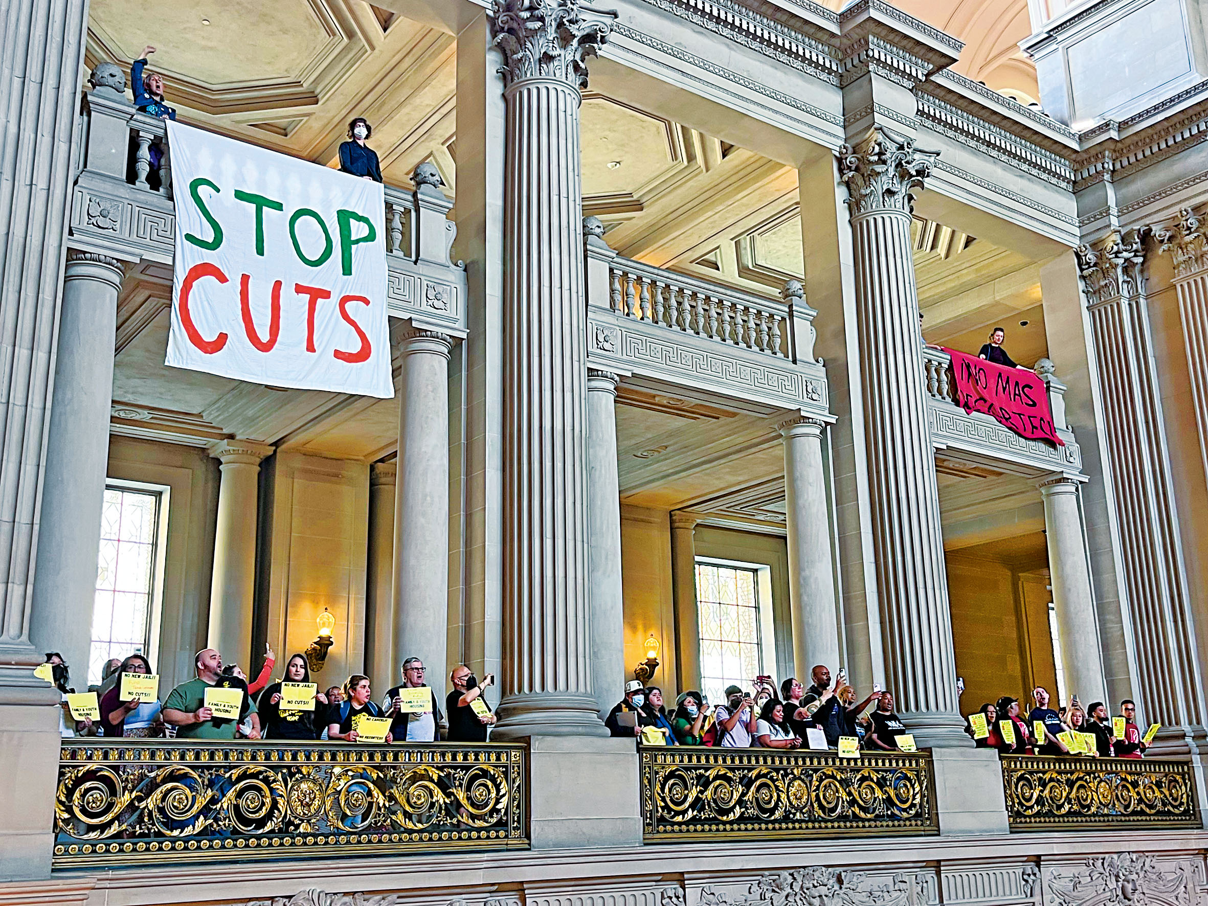 民眾去年在市政廳內掛起橫幅,抗議削減預算。本報資料圖/記者陳程威攝