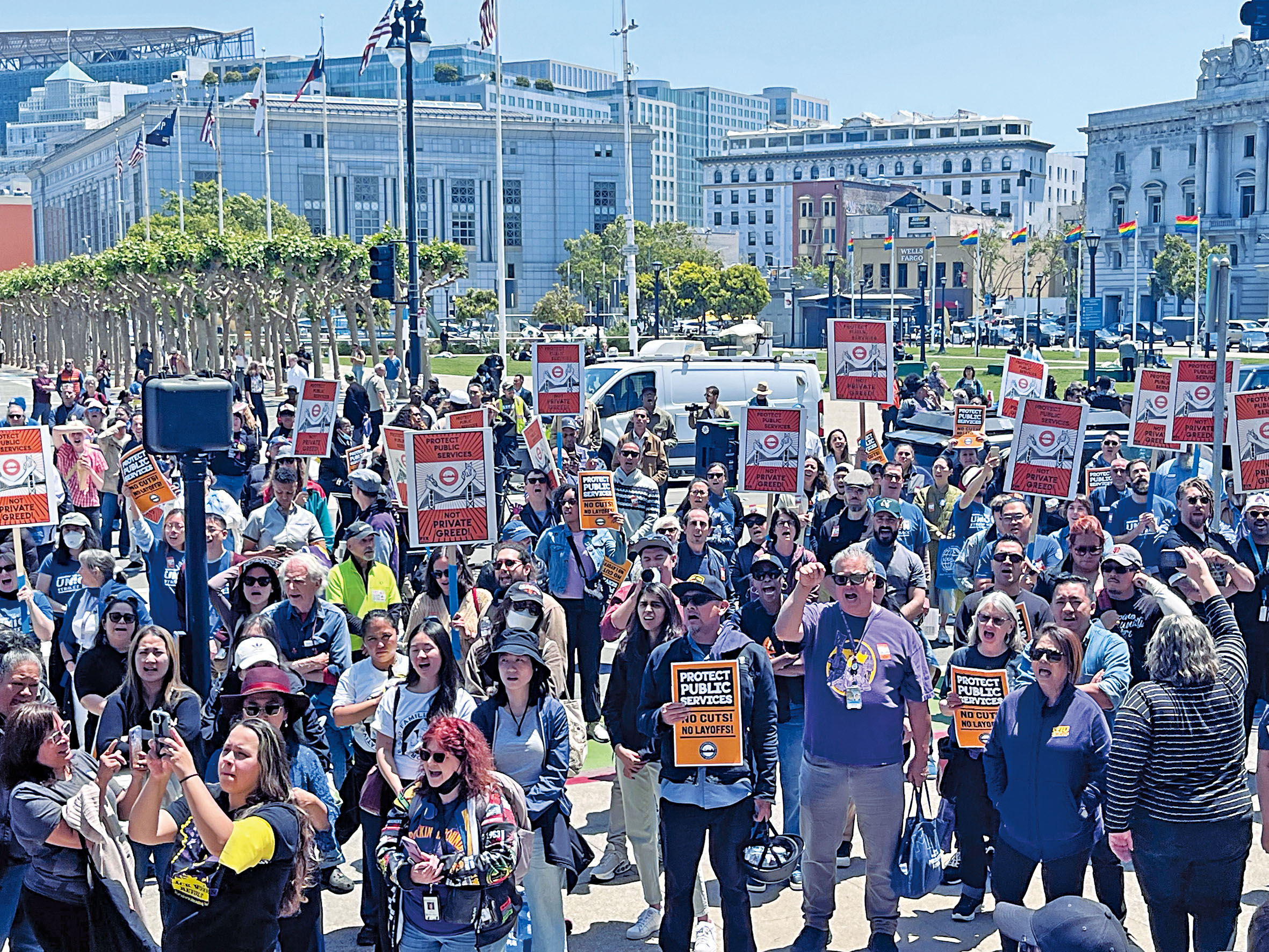 工會與支持民眾去年在市府大樓外抗議預算削減。本報資料圖/記者陳程威攝