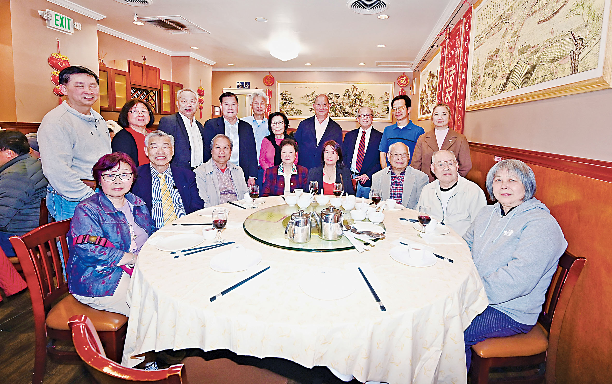 保安總堂正副總理與岡州總會館新會、鶴山鄉親在晚宴上喜相逢。馬紅兵攝